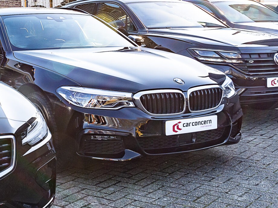Zwarte BMW 5 Serie Touring met Car Concern-plaat