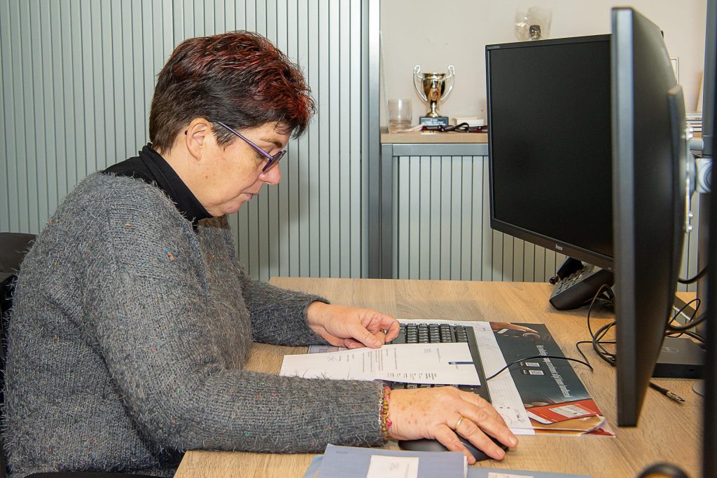 Wilma Vrieze aan de administratie op het kantoor van Car Concern