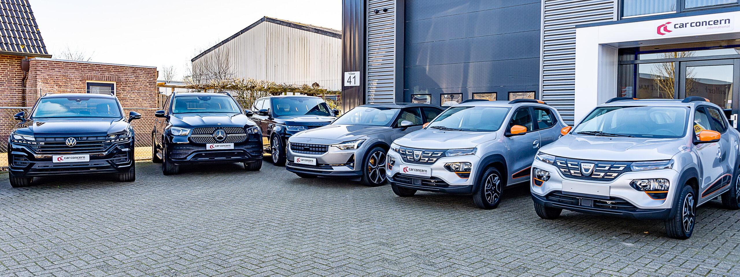 Auto's met Car Concern-platen voor het pand aan Het Goor 41 in Ulft