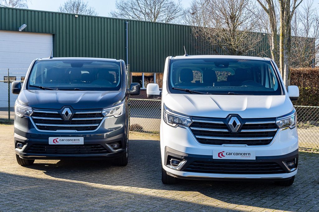 Twee Renault Trafic bestelauto's, grijs en wit, met Car Concern-platen