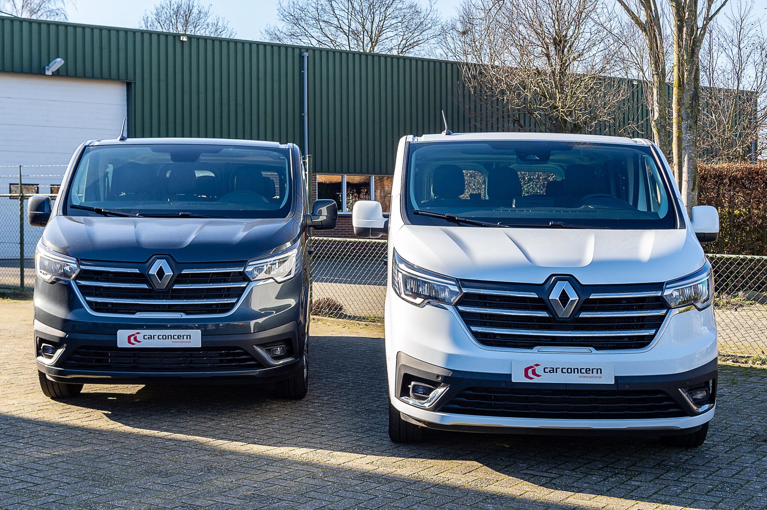 Twee Renault Trafic bestelauto's, grijs en wit, met Car Concern-platen