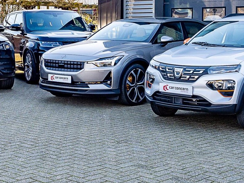 Grijze Polestar 2 met Car Concern-plaat