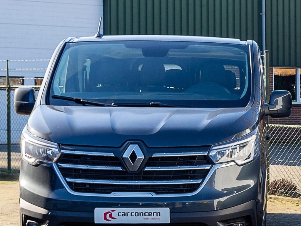 Grijze Renault Trafic met Car Concern-plaat