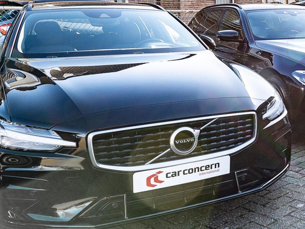Zwarte Volvo V60 met Car Concern-plaat